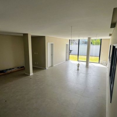 Casa Residencial com 176m², 3 quartos, 3 suítes, 2 garagens, no bairro Cacupé em Florianópolis