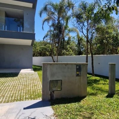 Casa Residencial com 176m², 3 quartos, 3 suítes, 2 garagens, no bairro Cacupé em Florianópolis
