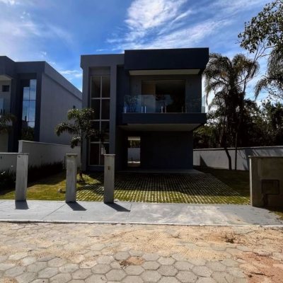 Casa Residencial com 176m², 3 quartos, 3 suítes, 2 garagens, no bairro Cacupé em Florianópolis