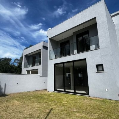 Casa Residencial com 176m², 3 quartos, 3 suítes, 2 garagens, no bairro Cacupé em Florianópolis
