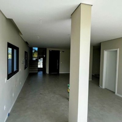 Casa Residencial com 176m², 3 quartos, 3 suítes, 2 garagens, no bairro Cacupé em Florianópolis