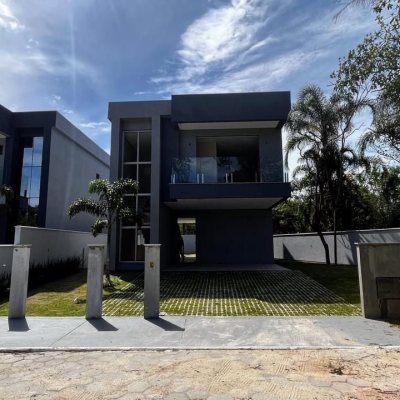 Casa Residencial com 176m², 3 quartos, 3 suítes, 2 garagens, no bairro Cacupé em Florianópolis