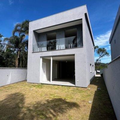 Casa Residencial com 176m², 3 quartos, 3 suítes, 2 garagens, no bairro Cacupé em Florianópolis