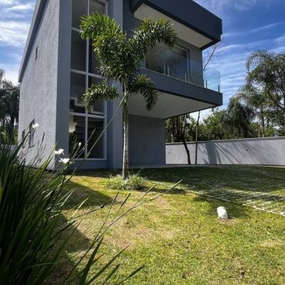 Casa Residencial com 176m², 3 quartos, 3 suítes, 2 garagens, no bairro Cacupé em Florianópolis