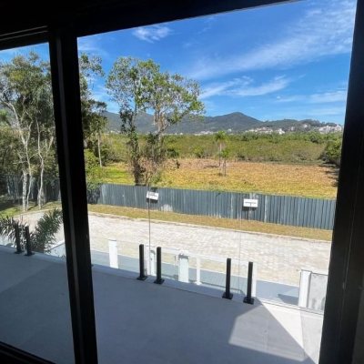 Casa Residencial com 176m², 3 quartos, 3 suítes, 2 garagens, no bairro Cacupé em Florianópolis