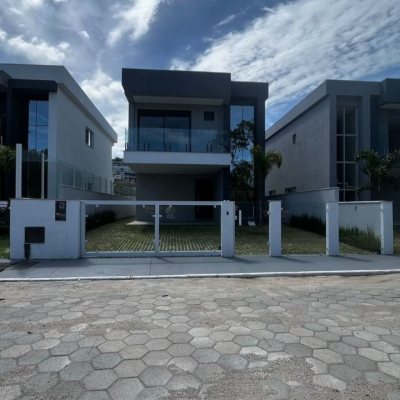 Casa Residencial com 176m², 3 quartos, 3 suítes, 2 garagens, no bairro Cacupé em Florianópolis