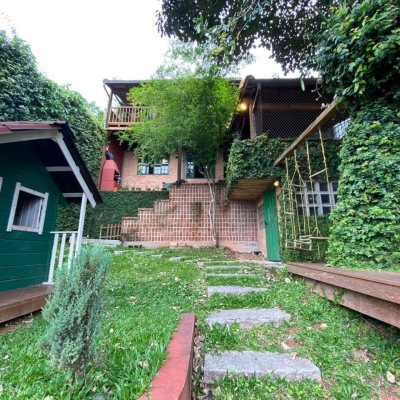 Casa Residencial com 204m², 4 quartos, 1 suíte, 2 garagens, no bairro Agronômica em Florianópolis