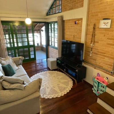 Casa Residencial com 204m², 4 quartos, 1 suíte, 2 garagens, no bairro Agronômica em Florianópolis