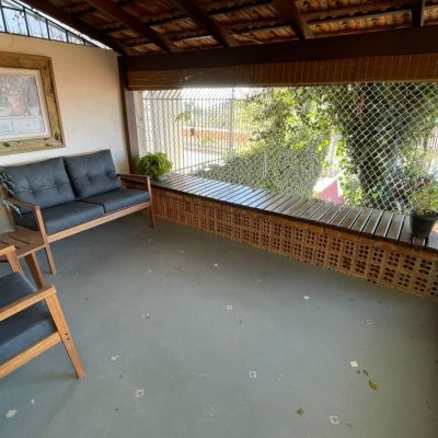 Casa Residencial com 204m², 4 quartos, 1 suíte, 2 garagens, no bairro Agronômica em Florianópolis