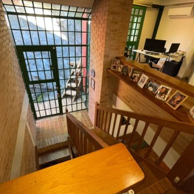 Casa Residencial com 204m², 4 quartos, 1 suíte, 2 garagens, no bairro Agronômica em Florianópolis