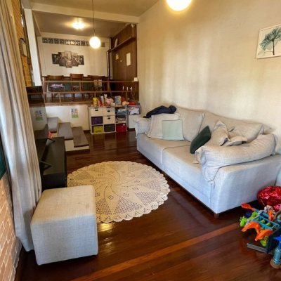 Casa Residencial com 204m², 4 quartos, 1 suíte, 2 garagens, no bairro Agronômica em Florianópolis