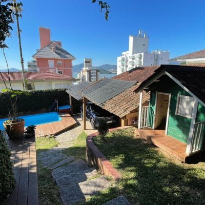 Casa Residencial com 204m², 4 quartos, 1 suíte, 2 garagens, no bairro Agronômica em Florianópolis