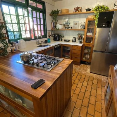 Casa Residencial com 204m², 4 quartos, 1 suíte, 2 garagens, no bairro Agronômica em Florianópolis