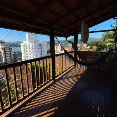 Casa Residencial com 204m², 4 quartos, 1 suíte, 2 garagens, no bairro Agronômica em Florianópolis