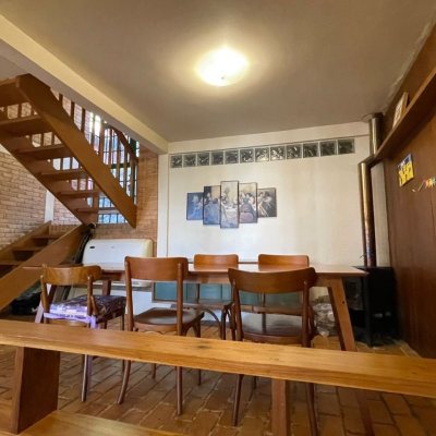 Casa Residencial com 204m², 4 quartos, 1 suíte, 2 garagens, no bairro Agronômica em Florianópolis