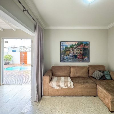 Casa Residencial com 189m², 3 quartos, 1 suíte, 2 garagens, no bairro Centro em Palhoça