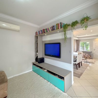 Casa Residencial com 189m², 3 quartos, 1 suíte, 2 garagens, no bairro Centro em Palhoça