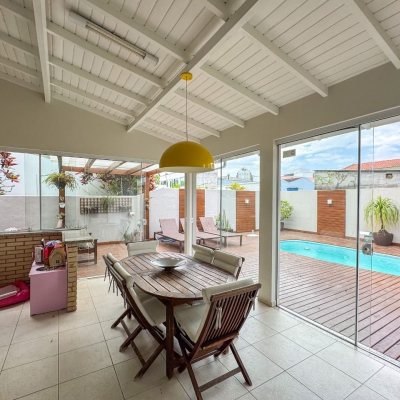 Casa Residencial com 189m², 3 quartos, 1 suíte, 2 garagens, no bairro Centro em Palhoça