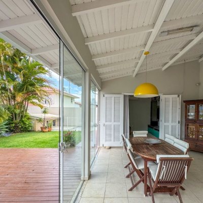 Casa Residencial com 189m², 3 quartos, 1 suíte, 2 garagens, no bairro Centro em Palhoça