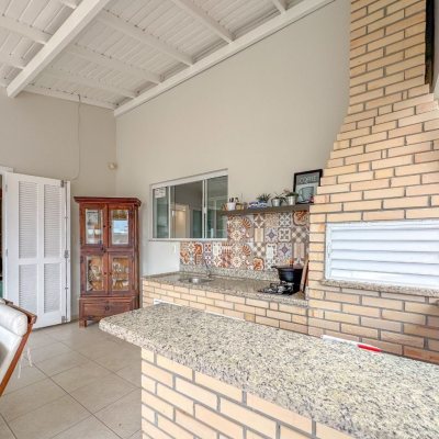 Casa Residencial com 189m², 3 quartos, 1 suíte, 2 garagens, no bairro Centro em Palhoça