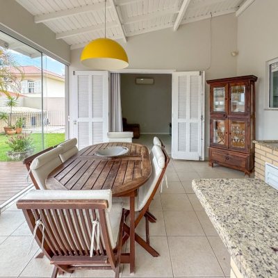 Casa Residencial com 189m², 3 quartos, 1 suíte, 2 garagens, no bairro Centro em Palhoça