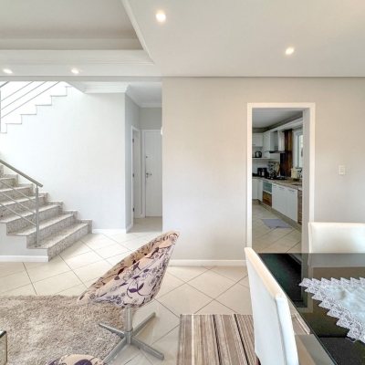 Casa Residencial com 189m², 3 quartos, 1 suíte, 2 garagens, no bairro Centro em Palhoça