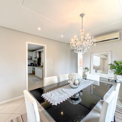 Casa Residencial com 189m², 3 quartos, 1 suíte, 2 garagens, no bairro Centro em Palhoça