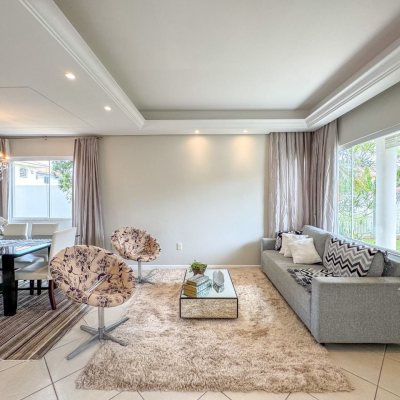 Casa Residencial com 189m², 3 quartos, 1 suíte, 2 garagens, no bairro Centro em Palhoça