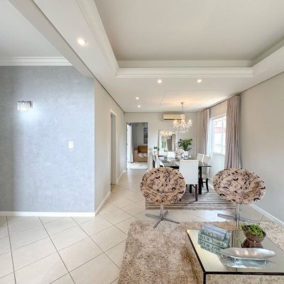 Casa Residencial com 189m², 3 quartos, 1 suíte, 2 garagens, no bairro Centro em Palhoça