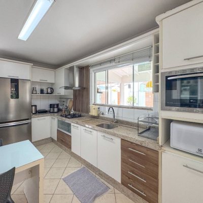 Casa Residencial com 189m², 3 quartos, 1 suíte, 2 garagens, no bairro Centro em Palhoça