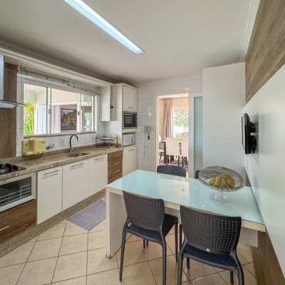 Casa Residencial com 189m², 3 quartos, 1 suíte, 2 garagens, no bairro Centro em Palhoça