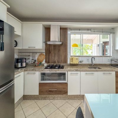 Casa Residencial com 189m², 3 quartos, 1 suíte, 2 garagens, no bairro Centro em Palhoça