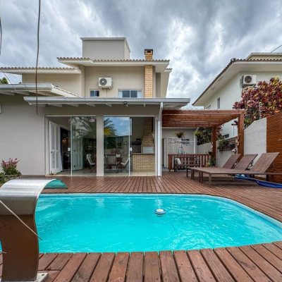 Casa Residencial com 189m², 3 quartos, 1 suíte, 2 garagens, no bairro Centro em Palhoça