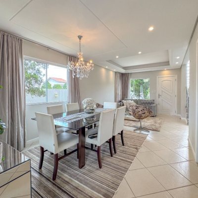 Casa Residencial com 189m², 3 quartos, 1 suíte, 2 garagens, no bairro Centro em Palhoça