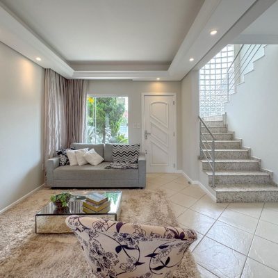 Casa Residencial com 189m², 3 quartos, 1 suíte, 2 garagens, no bairro Centro em Palhoça