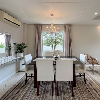 Casa Residencial com 189m², 3 quartos, 1 suíte, 2 garagens, no bairro Centro em Palhoça