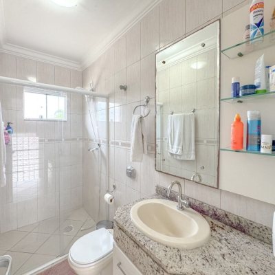 Casa Residencial com 189m², 3 quartos, 1 suíte, 2 garagens, no bairro Centro em Palhoça