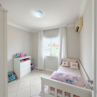 Casa Residencial com 189m², 3 quartos, 1 suíte, 2 garagens, no bairro Centro em Palhoça