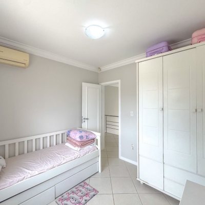 Casa Residencial com 189m², 3 quartos, 1 suíte, 2 garagens, no bairro Centro em Palhoça