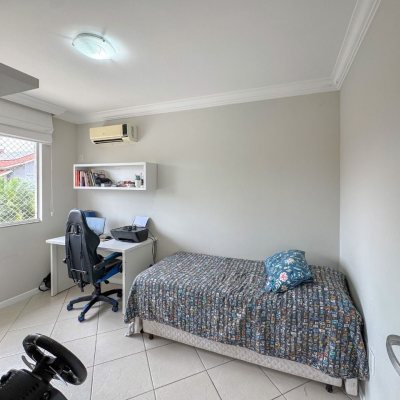 Casa Residencial com 189m², 3 quartos, 1 suíte, 2 garagens, no bairro Centro em Palhoça