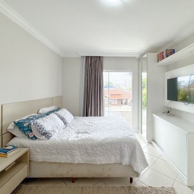 Casa Residencial com 189m², 3 quartos, 1 suíte, 2 garagens, no bairro Centro em Palhoça