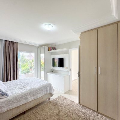 Casa Residencial com 189m², 3 quartos, 1 suíte, 2 garagens, no bairro Centro em Palhoça