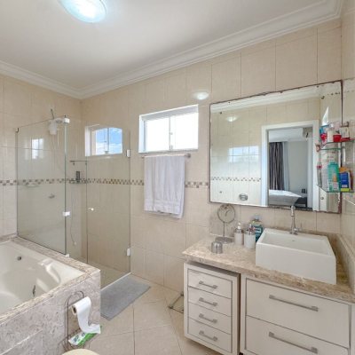 Casa Residencial com 189m², 3 quartos, 1 suíte, 2 garagens, no bairro Centro em Palhoça