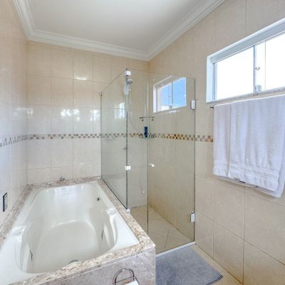 Casa Residencial com 189m², 3 quartos, 1 suíte, 2 garagens, no bairro Centro em Palhoça