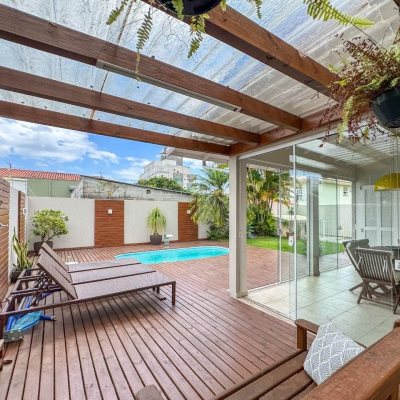 Casa Residencial com 189m², 3 quartos, 1 suíte, 2 garagens, no bairro Centro em Palhoça