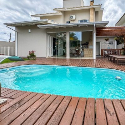 Casa Residencial com 189m², 3 quartos, 1 suíte, 2 garagens, no bairro Centro em Palhoça
