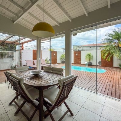 Casa Residencial com 189m², 3 quartos, 1 suíte, 2 garagens, no bairro Centro em Palhoça