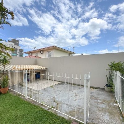 Casa Residencial com 189m², 3 quartos, 1 suíte, 2 garagens, no bairro Centro em Palhoça