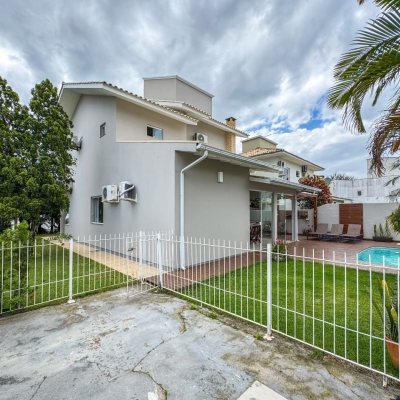 Casa Residencial com 189m², 3 quartos, 1 suíte, 2 garagens, no bairro Centro em Palhoça