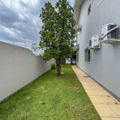 Casa Residencial com 189m², 3 quartos, 1 suíte, 2 garagens, no bairro Centro em Palhoça